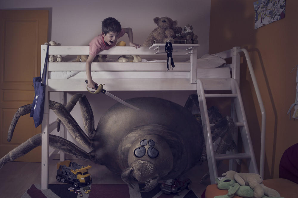 Фотография: Кто в доме хозяин — забавный фотопроект про детей и монстров №5 - BigPicture.ru