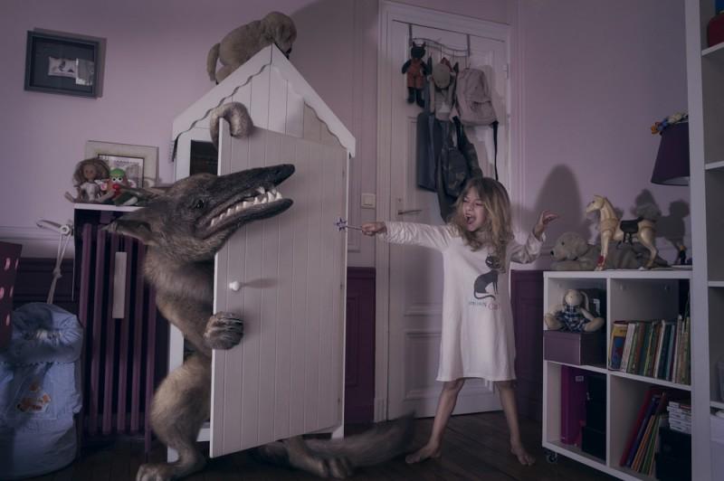 Фотография: Кто в доме хозяин — забавный фотопроект про детей и монстров №1 - BigPicture.ru