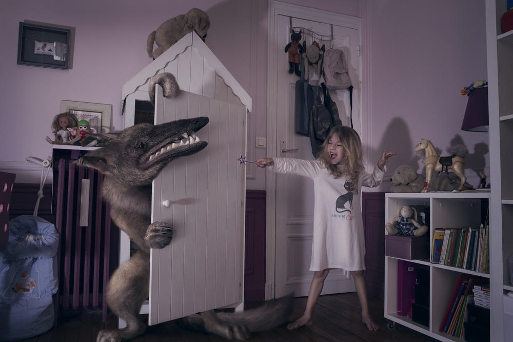 Фотография: Кто в доме хозяин — забавный фотопроект про детей и монстров №7 - BigPicture.ru