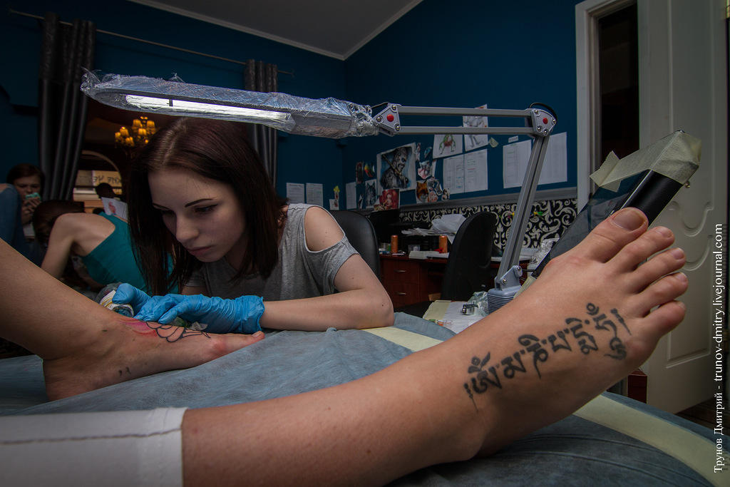Фотография: Как делается татуировка — специально для девушек №15 - BigPicture.ru