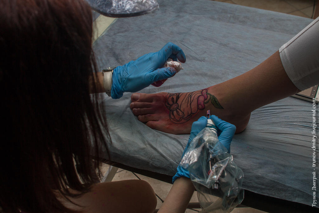 Фотография: Как делается татуировка — специально для девушек №22 - BigPicture.ru