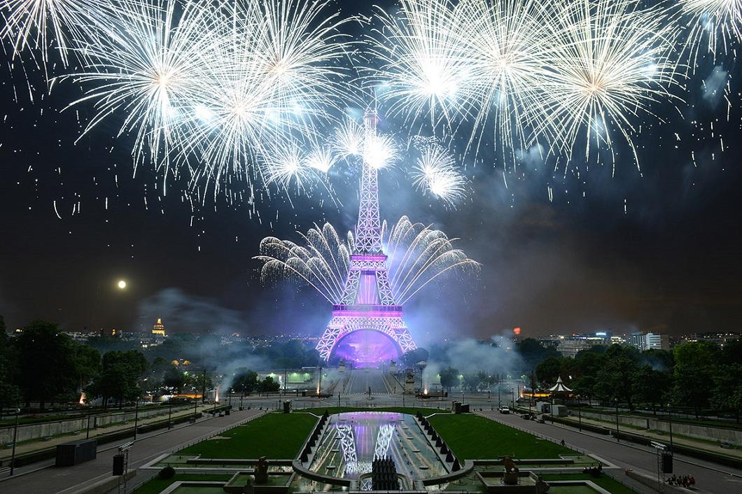 Фотография: Салют вокруг Эйфелевой башни и другие лучшие фото со всего мира за неделю №5 - BigPicture.ru