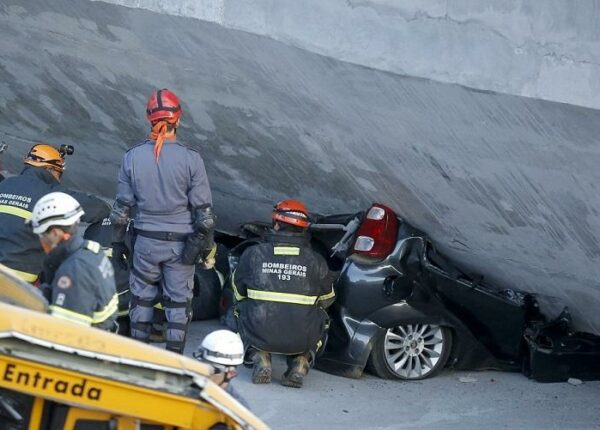 В Бразилии эстакада рухнула на автобус и автомобили