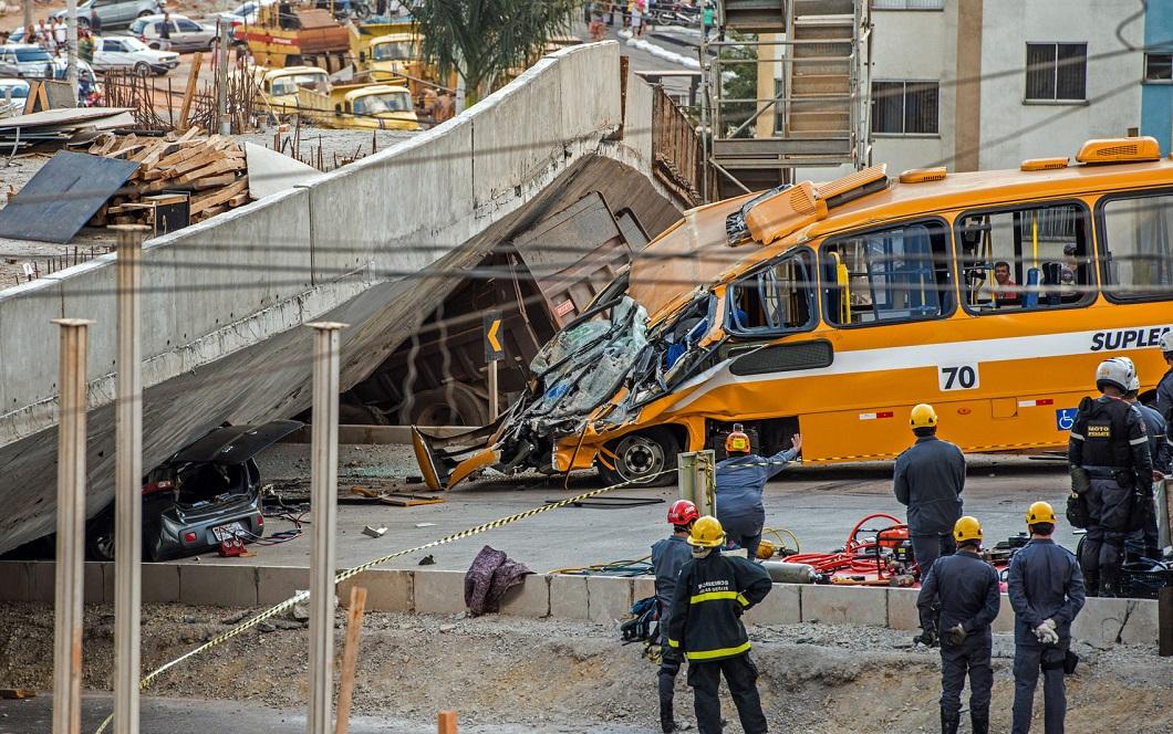 Фотография: В Бразилии эстакада рухнула на автобус и автомобили №4 - BigPicture.ru