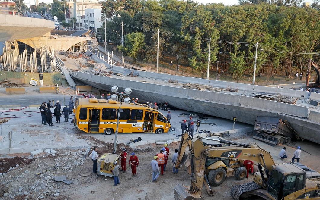 Фотография: В Бразилии эстакада рухнула на автобус и автомобили №7 - BigPicture.ru