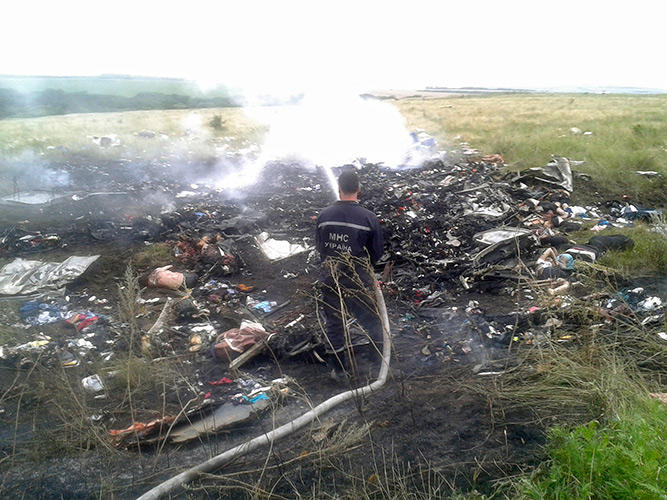 Фотография: На территории Украины был сбит Boeing 777, который летел из Амстердама в Куала-Лумпур №23 - BigPicture.ru