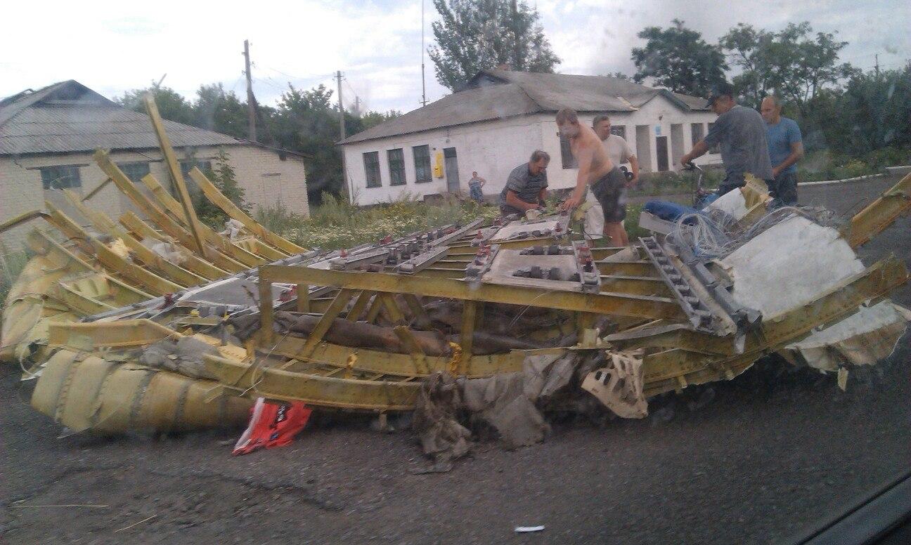 Фотография: На территории Украины был сбит Boeing 777, который летел из Амстердама в Куала-Лумпур №17 - BigPicture.ru