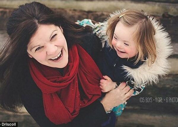Мама девочки с синдромом Дауна устроила фотосессию для детей-инвалидов к новому учебному году