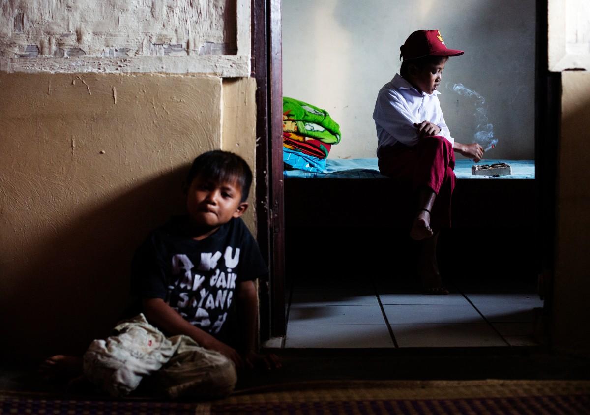Фотография: Маленькие курильщики Индонезии №13 - BigPicture.ru