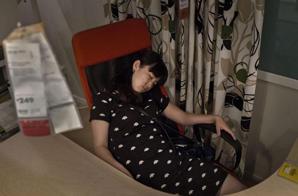 Фотография: Любители поспать в магазине ИКЕА №13 - BigPicture.ru