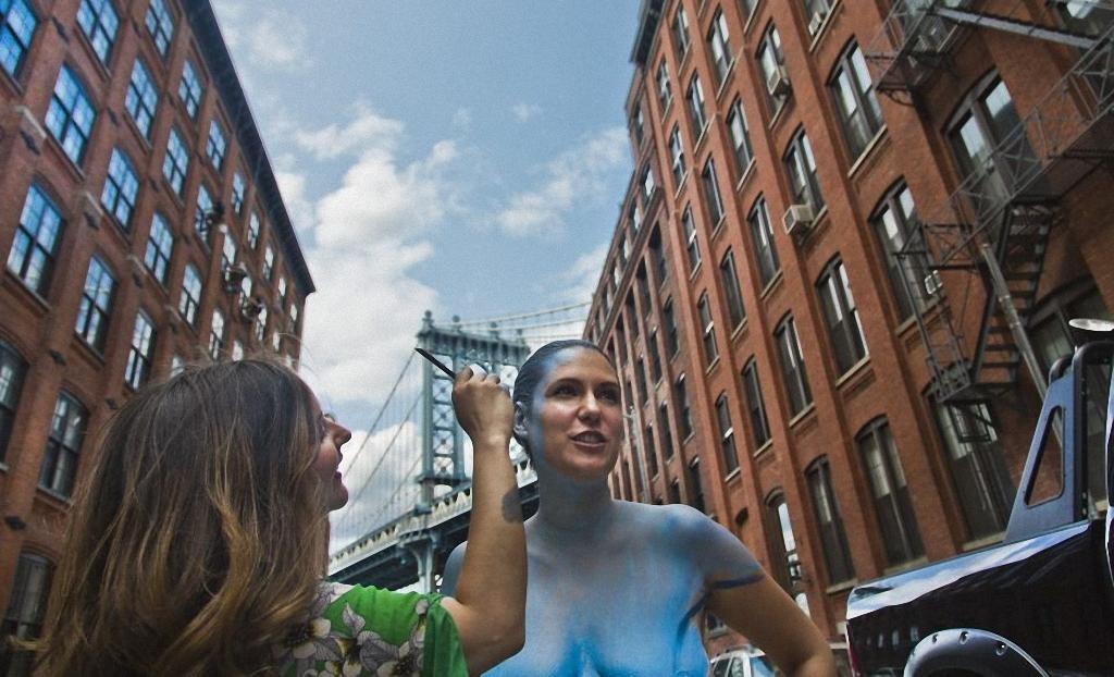 Фотография: Искусство маскировки: обнаженные модели на фоне Нью-Йорка №2 - BigPicture.ru