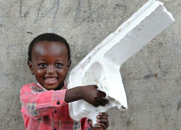 Во что играют дети в африканских трущобах