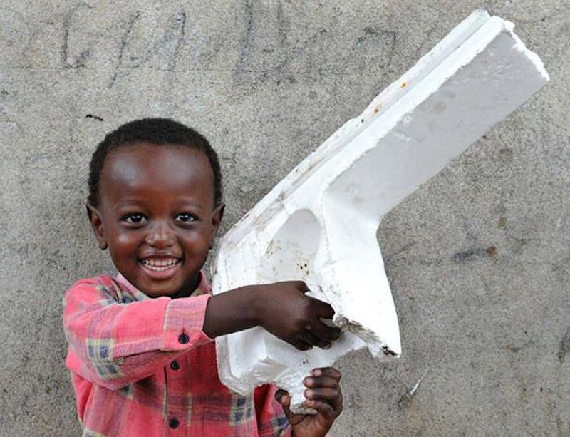 Во что играют дети в африканских трущобах фото