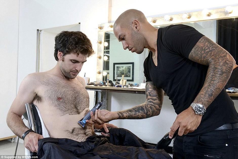 Фотография: Стилист выбривает мировые достопримечательности из волос на мужской груди №6 - BigPicture.ru