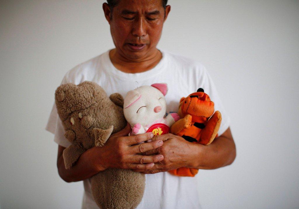 Фотография: Трагедия близких пропавших без вести пассажиров малайзийского 
