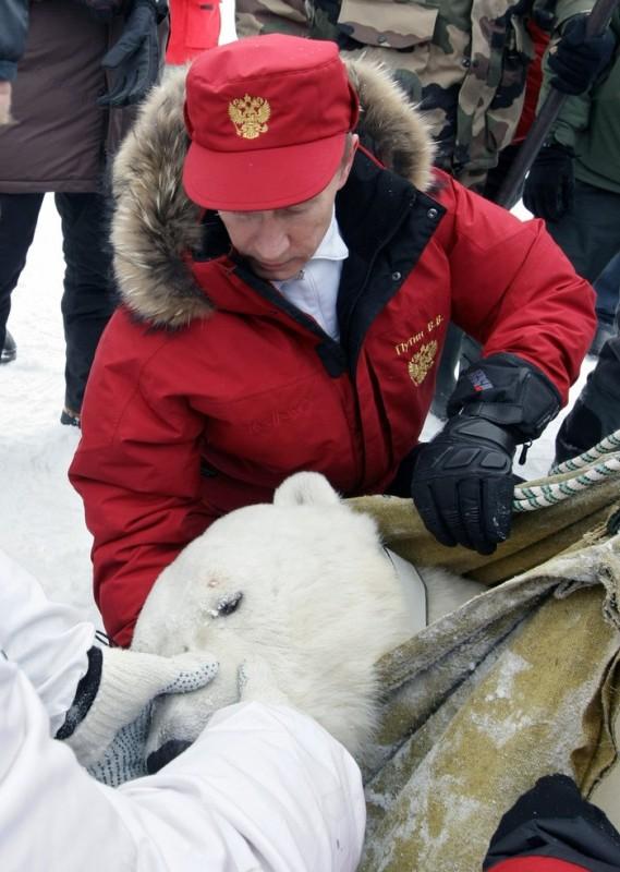 Путин смотрит на шапку мономаха фото