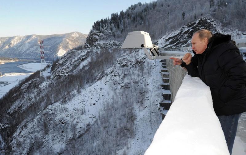 Путин смотрит уаз