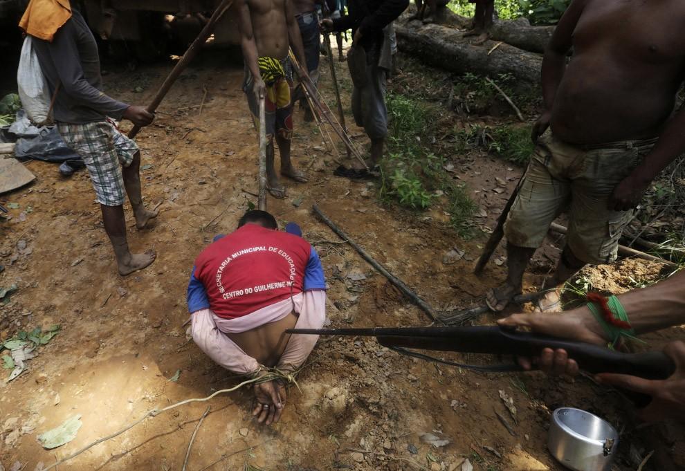 Фотография: Как воины джунглей Амазонки борются с черными лесорубами №8 - BigPicture.ru