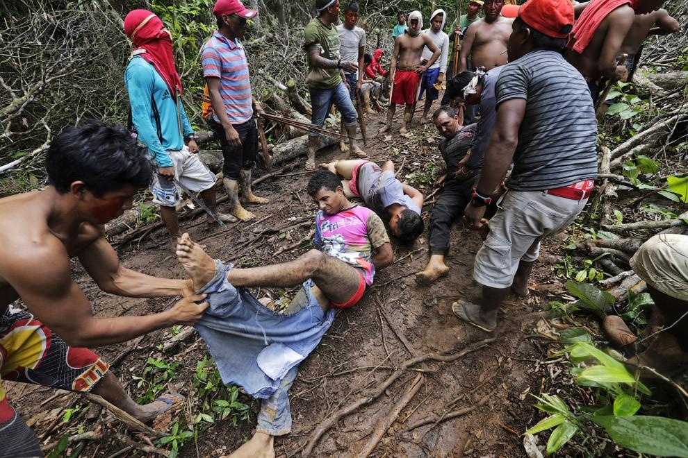 Фотография: Как воины джунглей Амазонки борются с черными лесорубами №14 - BigPicture.ru