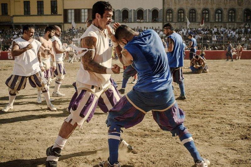 Фотография: Как выглядит самая кровожадная разновидность футбола — кальчо флорентино №30 - BigPicture.ru