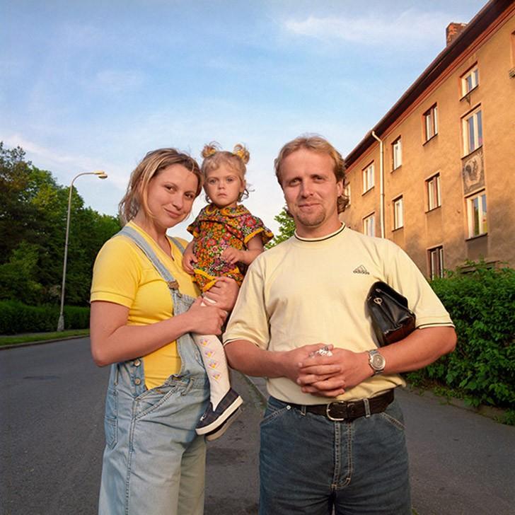 Фотография: Девушка фотографируется с незнакомыми мужчинами под видом жены №17 - BigPicture.ru
