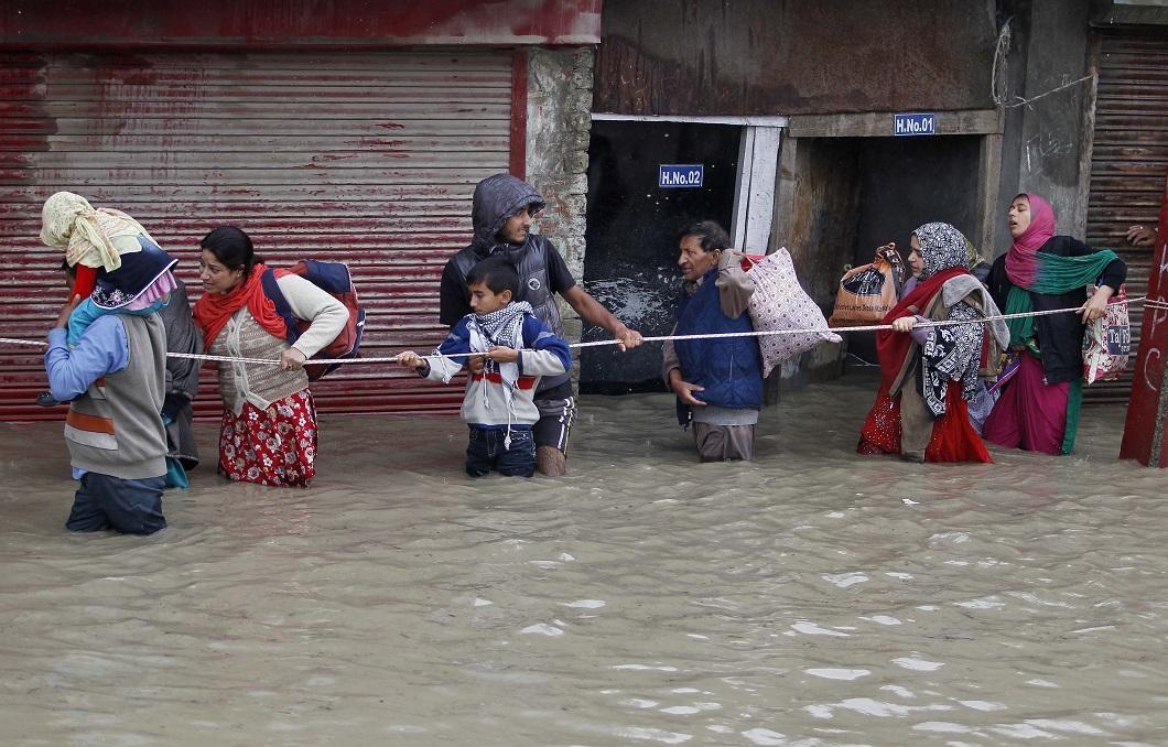 Фотография: Разрушительные наводнения в Индии и Пакистане №11 - BigPicture.ru