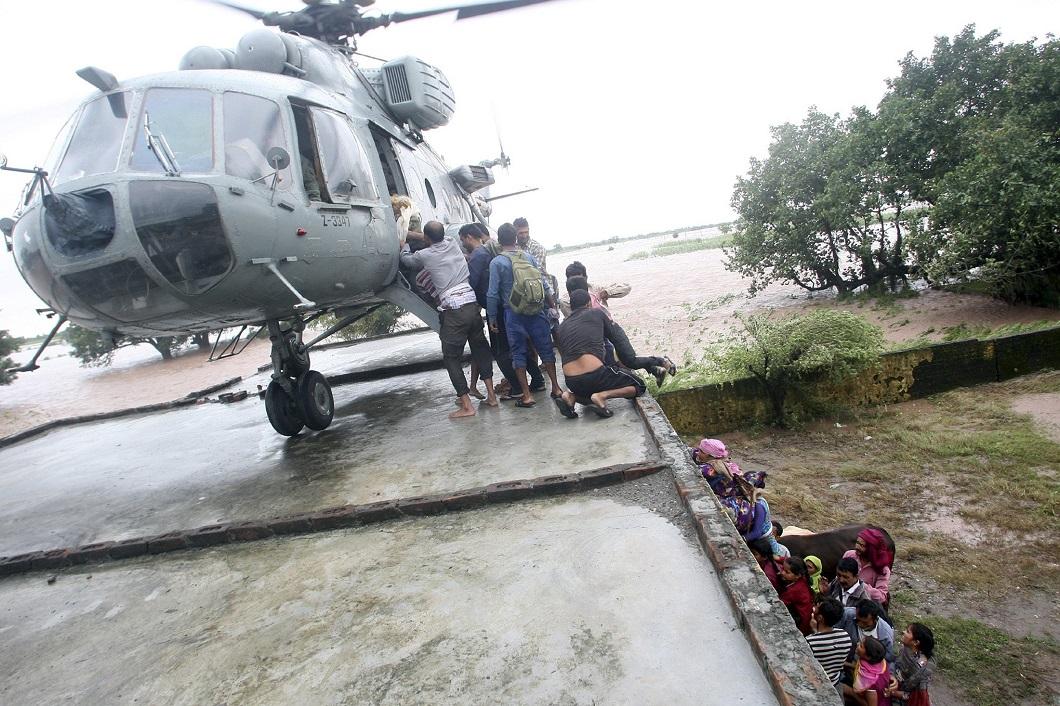 Фотография: Разрушительные наводнения в Индии и Пакистане №13 - BigPicture.ru