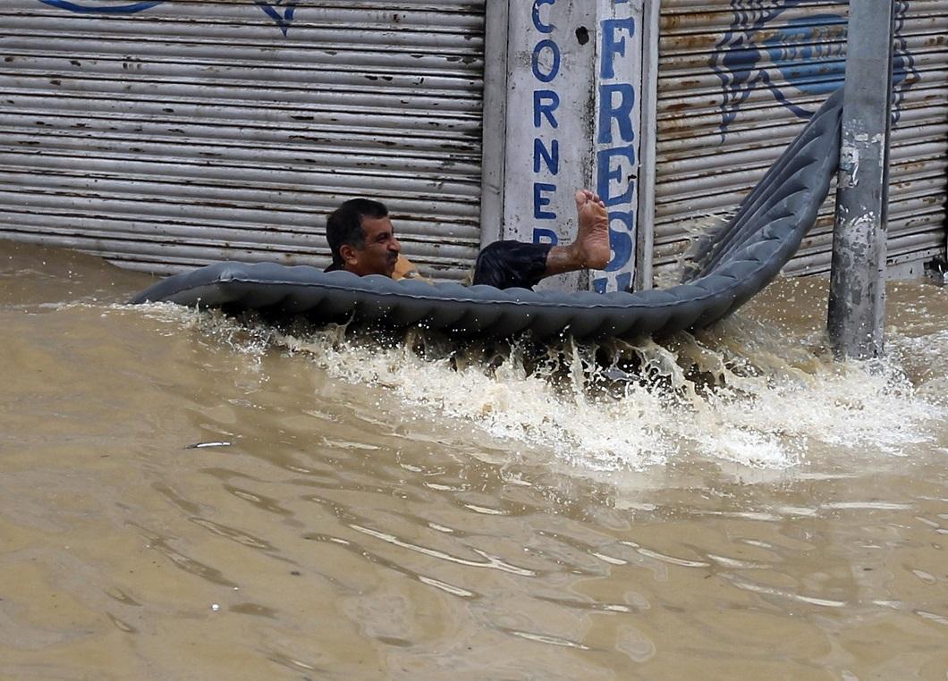 Фотография: Разрушительные наводнения в Индии и Пакистане №14 - BigPicture.ru