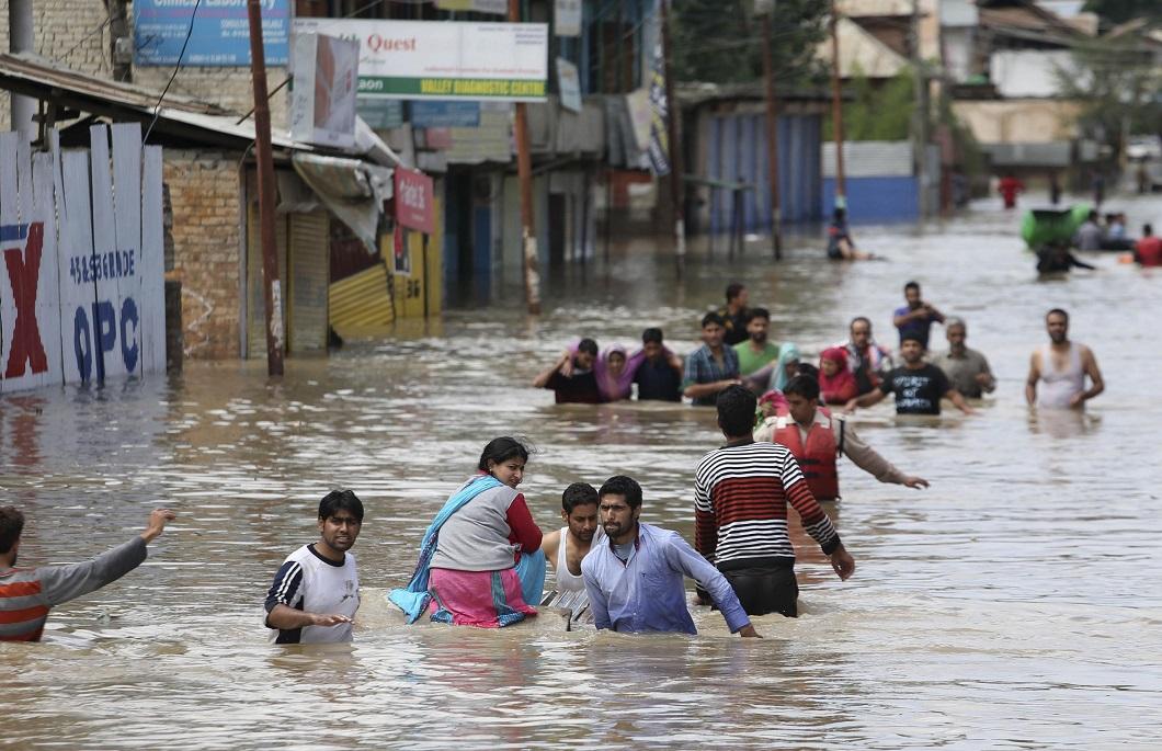 Фотография: Разрушительные наводнения в Индии и Пакистане №15 - BigPicture.ru