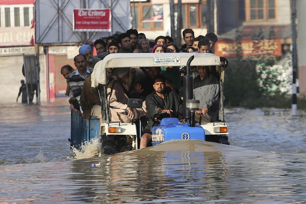 Фотография: Разрушительные наводнения в Индии и Пакистане №16 - BigPicture.ru