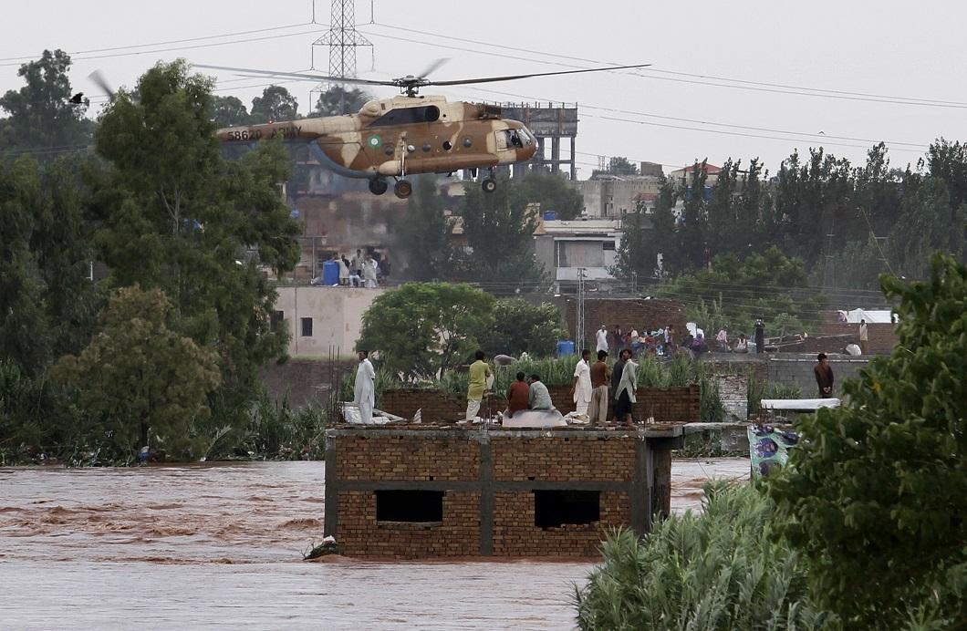 Фотография: Разрушительные наводнения в Индии и Пакистане №4 - BigPicture.ru