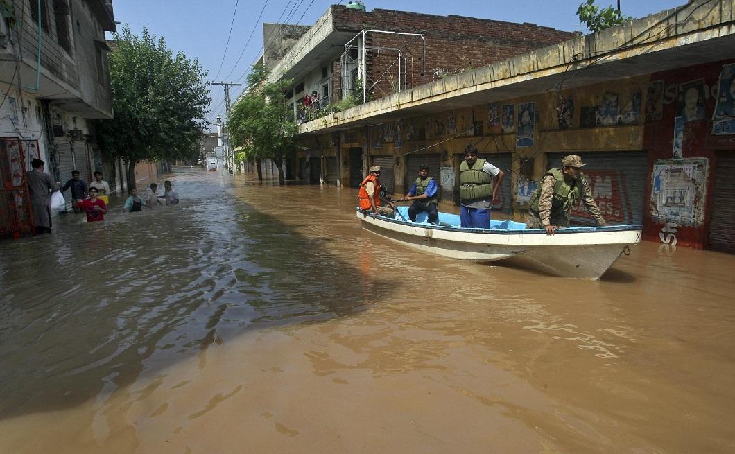 Фотография: Разрушительные наводнения в Индии и Пакистане №5 - BigPicture.ru