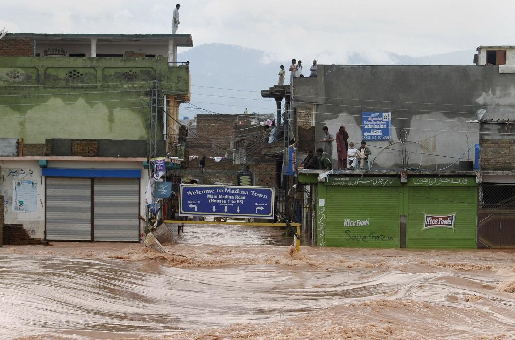Фотография: Разрушительные наводнения в Индии и Пакистане №8 - BigPicture.ru