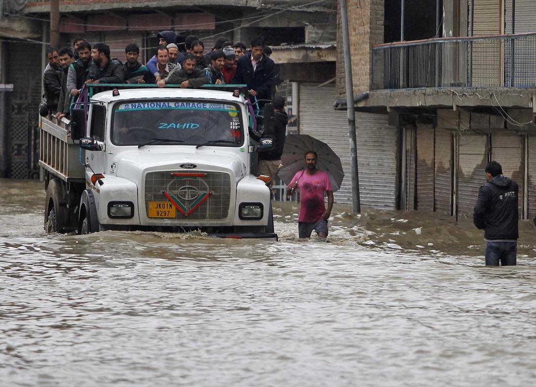 Фотография: Разрушительные наводнения в Индии и Пакистане №10 - BigPicture.ru