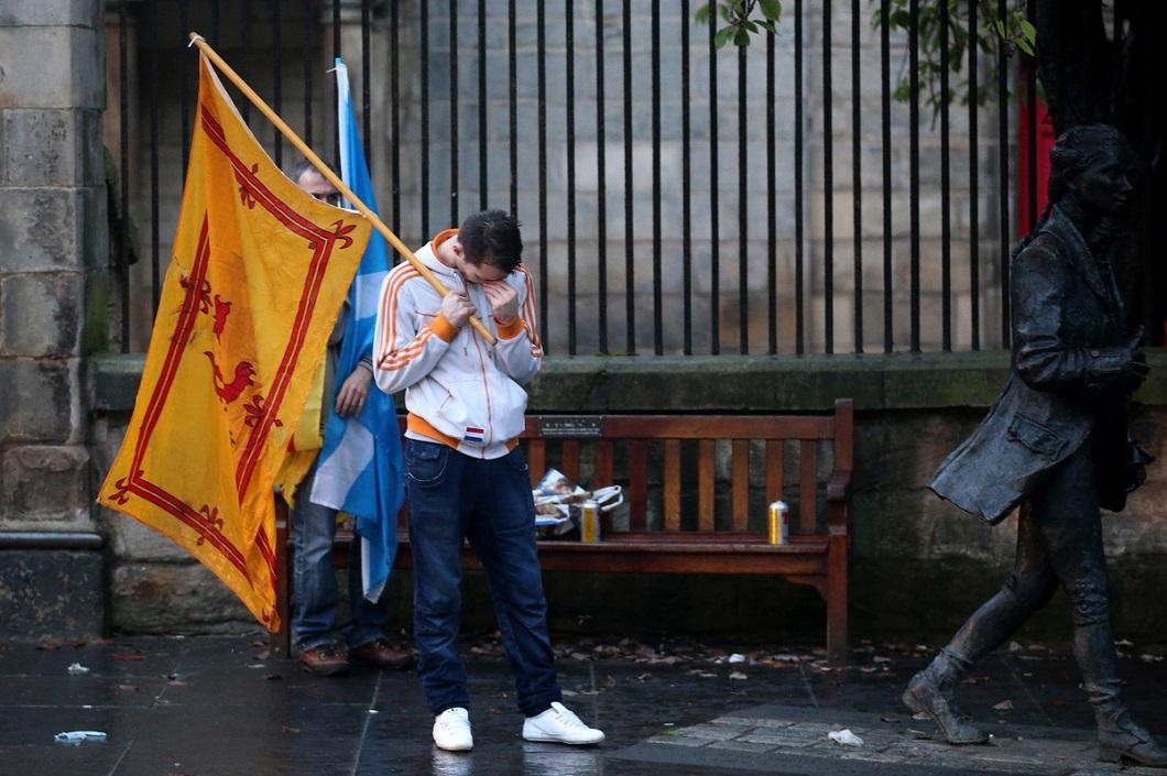 Фотография: Реакция шотландцев на результаты референдума о независимости №3 - BigPicture.ru