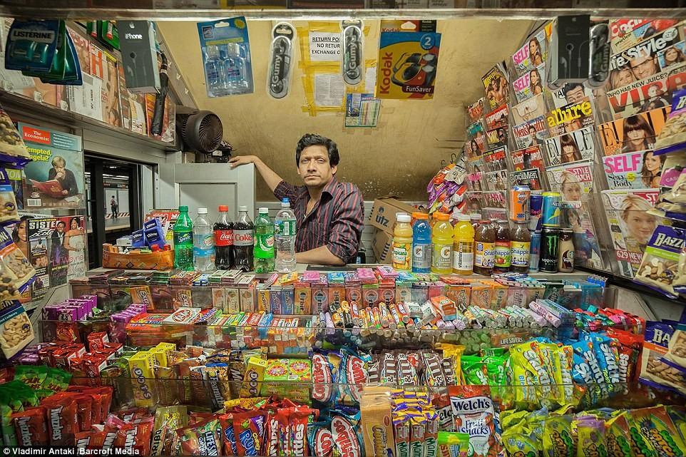 Фотография: Канадский фотограф Владимир Антаки изучает таинственную жизнь владельцев магазинов №2 - BigPicture.ru