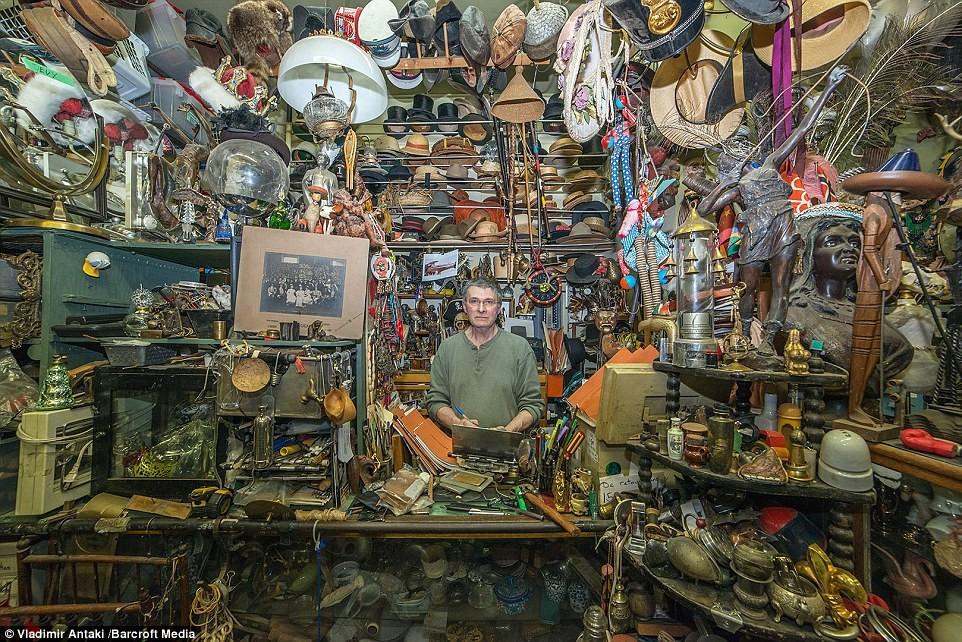 Фотография: Канадский фотограф Владимир Антаки изучает таинственную жизнь владельцев магазинов №7 - BigPicture.ru