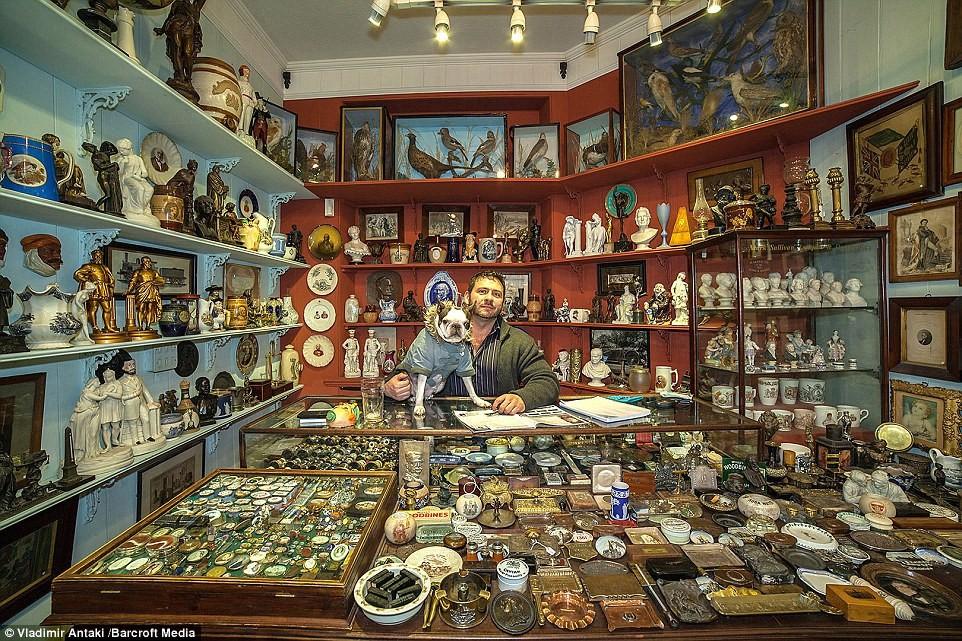 Фотография: Канадский фотограф Владимир Антаки изучает таинственную жизнь владельцев магазинов №9 - BigPicture.ru