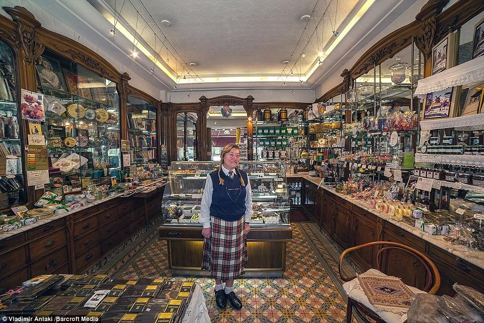 Фотография: Канадский фотограф Владимир Антаки изучает таинственную жизнь владельцев магазинов №12 - BigPicture.ru