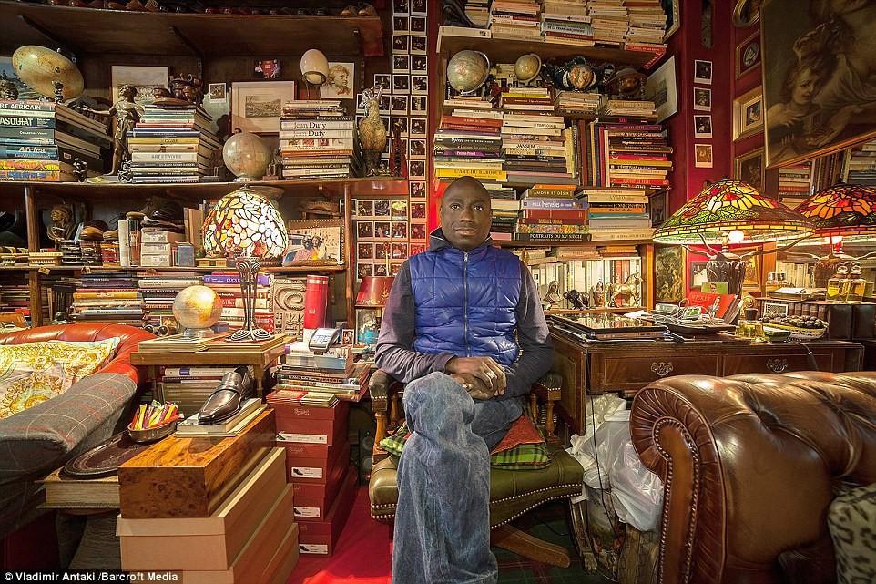 Фотография: Канадский фотограф Владимир Антаки изучает таинственную жизнь владельцев магазинов №15 - BigPicture.ru
