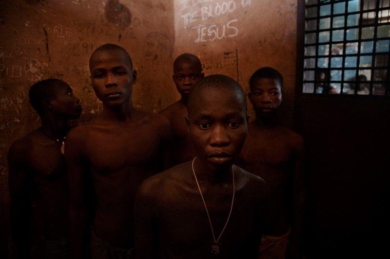 Фотография: Как подростки Сьерра-Леоне годами живут в тюрьме в ожидании суда по их делу №3 - BigPicture.ru