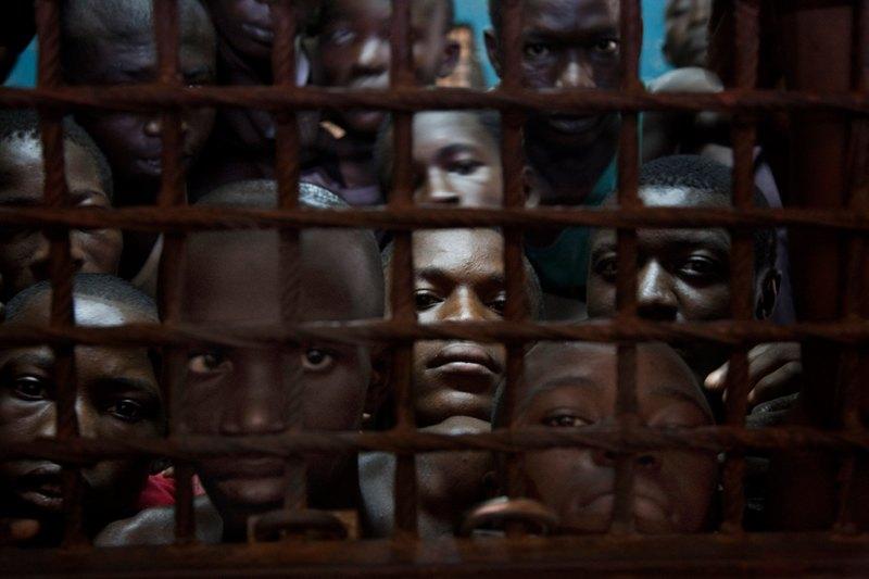 Фотография: Как подростки Сьерра-Леоне годами живут в тюрьме в ожидании суда по их делу №12 - BigPicture.ru