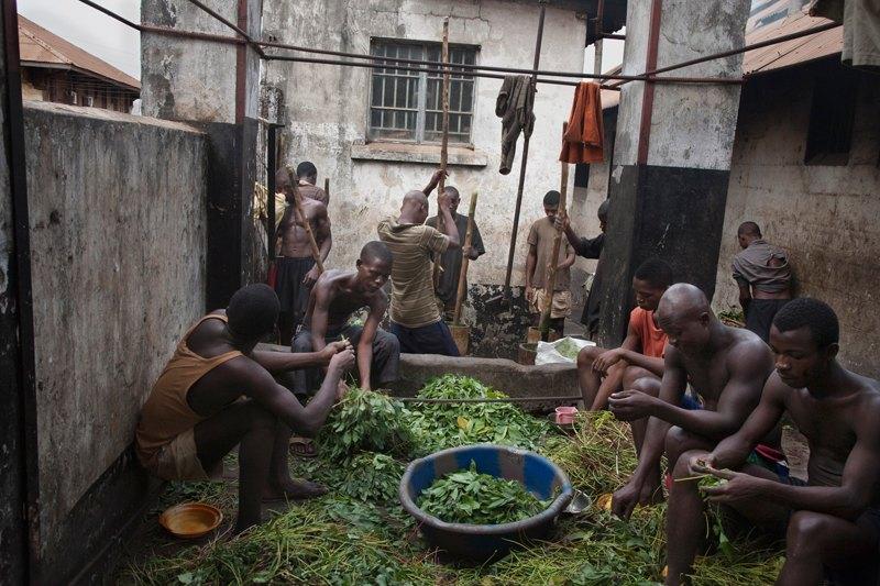 Фотография: Как подростки Сьерра-Леоне годами живут в тюрьме в ожидании суда по их делу №14 - BigPicture.ru