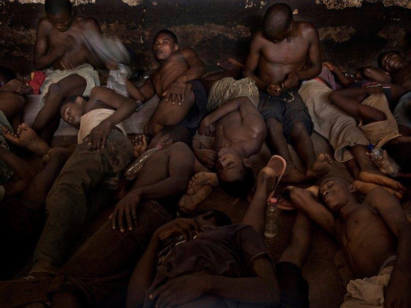 Фотография: Как подростки Сьерра-Леоне годами живут в тюрьме в ожидании суда по их делу №15 - BigPicture.ru