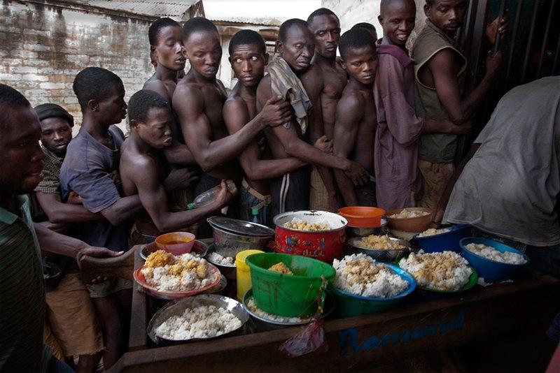Фотография: Как подростки Сьерра-Леоне годами живут в тюрьме в ожидании суда по их делу №17 - BigPicture.ru