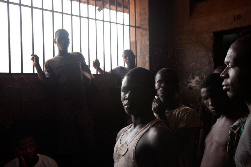 Фотография: Как подростки Сьерра-Леоне годами живут в тюрьме в ожидании суда по их делу №22 - BigPicture.ru