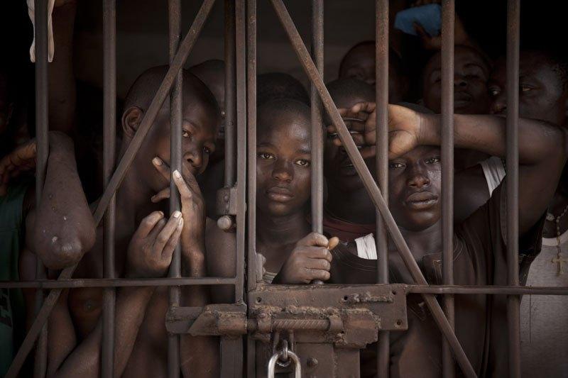 Фотография: Как подростки Сьерра-Леоне годами живут в тюрьме в ожидании суда по их делу №24 - BigPicture.ru