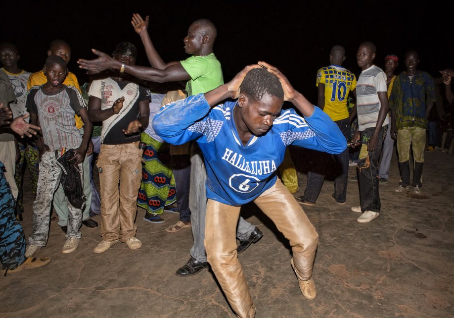 Фотография: Мы хотим танцевать: Как выглядит сельская дискотека в Африке №3 - BigPicture.ru