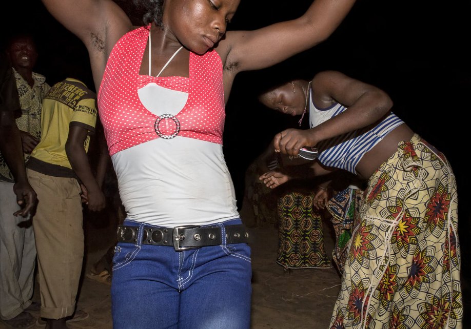 Фотография: Мы хотим танцевать: Как выглядит сельская дискотека в Африке №4 - BigPicture.ru