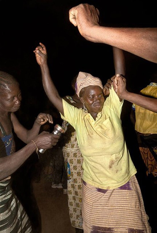 Фотография: Мы хотим танцевать: Как выглядит сельская дискотека в Африке №5 - BigPicture.ru